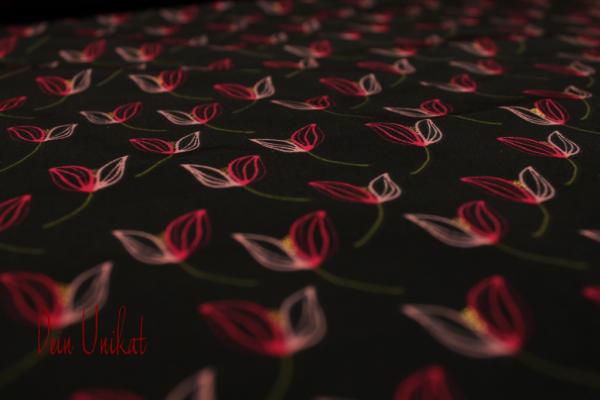 Blusenstoff, schwarz-rot